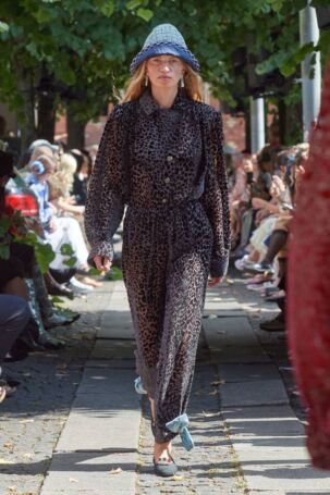5/35 | Caro Editions Spring 2025 | Photo: James Cochrane | Courtesy of Copenhagen Fashion Week Caro Editions Spring 2025 | Photo: James Cochrane | Courtesy of Copenhagen Fashion Week