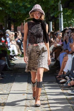6/35 | Caro Editions Spring 2025 | Photo: James Cochrane | Courtesy of Copenhagen Fashion Week Caro Editions Spring 2025 | Photo: James Cochrane | Courtesy of Copenhagen Fashion Week