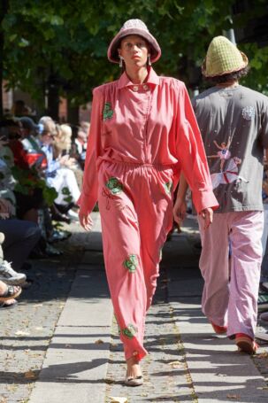 10/35 | Caro Editions Spring 2025 | Photo: James Cochrane | Courtesy of Copenhagen Fashion Week Caro Editions Spring 2025 | Photo: James Cochrane | Courtesy of Copenhagen Fashion Week