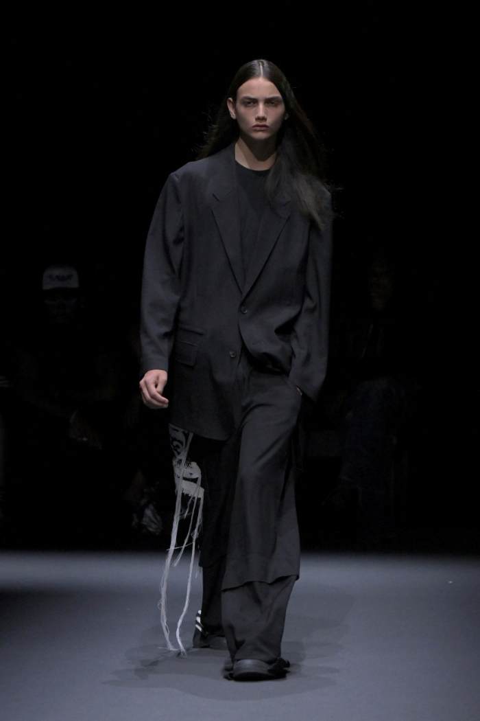 Y-3 Spring 2025 Menswear Look 1; Photo: NOWFASHION.com