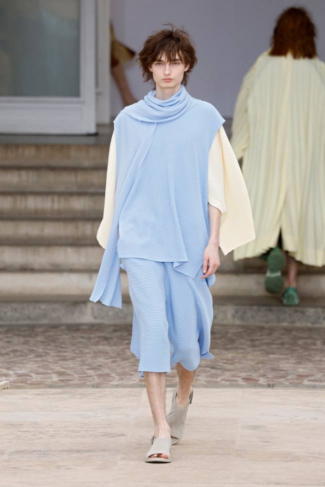 Homme Plissé Issey Miyake Spring 2025 Menswear; Photo: NowFashion.com