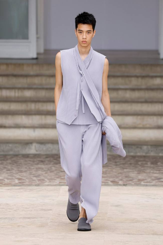 Homme Plissé Issey Miyake Spring 2025 Menswear; Photo: NowFashion.com