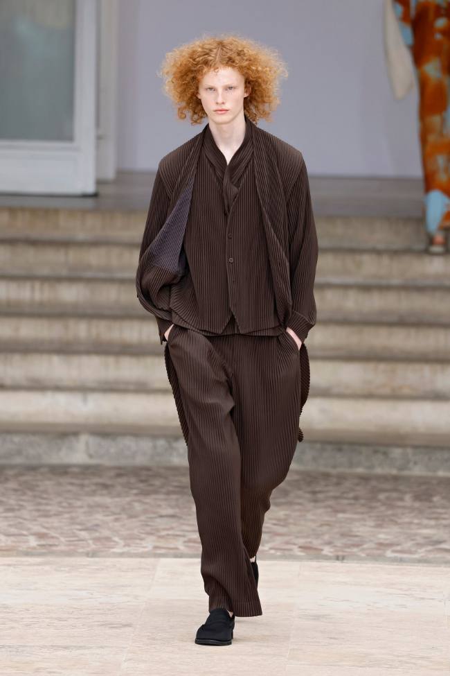 Homme Plissé Issey Miyake Spring 2025 Menswear; Photo: NowFashion.com