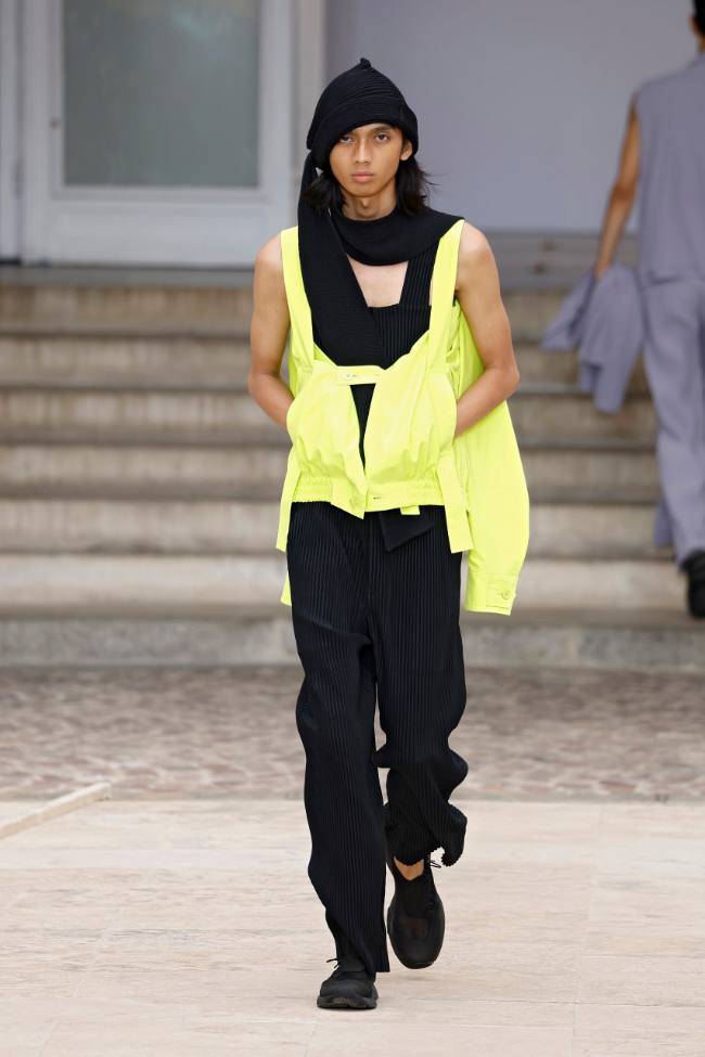 Homme Plissé Issey Miyake Spring 2025 Menswear; Photo: NowFashion.com