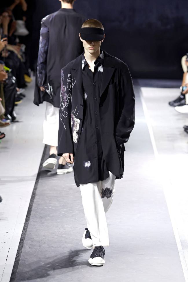 Yohji Yamamoto Spring 2025 Menswear; Photo: NowFashion.com
