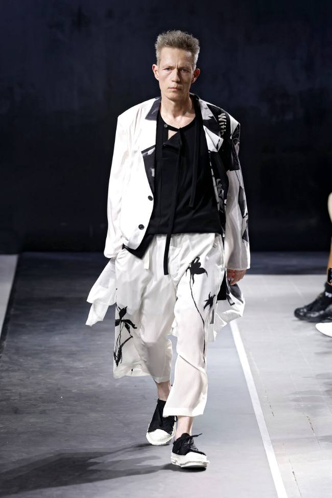 Yohji Yamamoto Spring 2025 Menswear; Photo: NowFashion.com