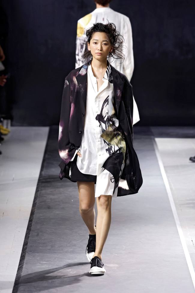 Yohji Yamamoto Spring 2025 Menswear; Photo: NowFashion.com