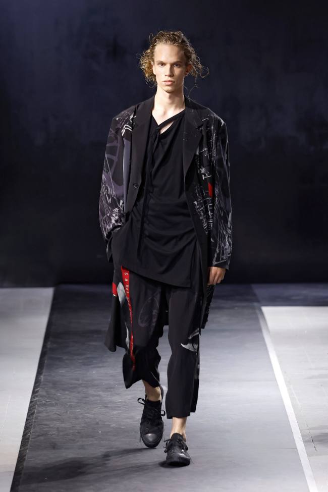 Yohji Yamamoto Spring 2025 Menswear; Photo: NowFashion.com