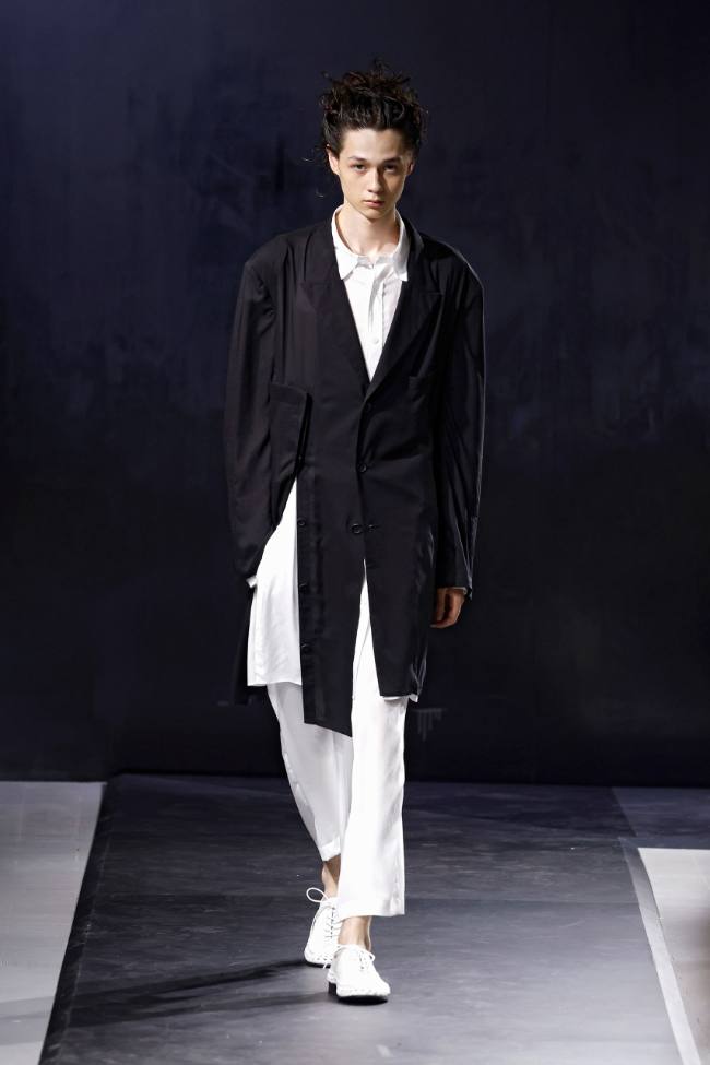 Yohji Yamamoto Spring 2025 Menswear; Photo: NowFashion.com