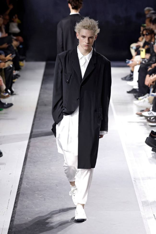 Yohji Yamamoto Spring 2025 Menswear; Photo: NowFashion.com
