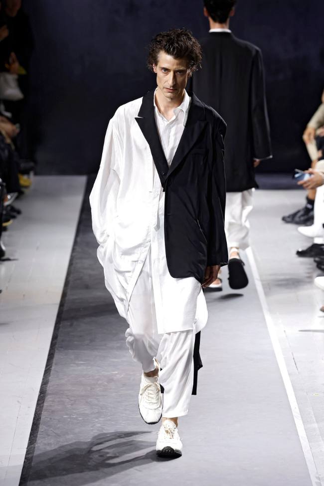 Yohji Yamamoto Spring 2025 Menswear; Photo: NowFashion.com