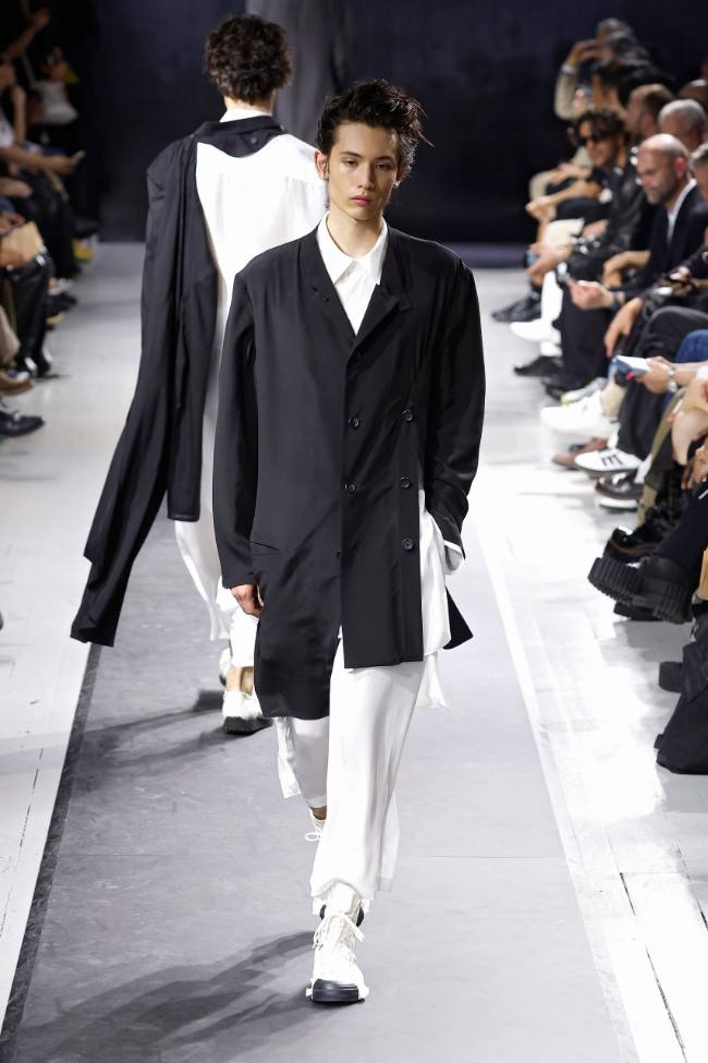 Yohji Yamamoto Spring 2025 Menswear; Photo: NowFashion.com
