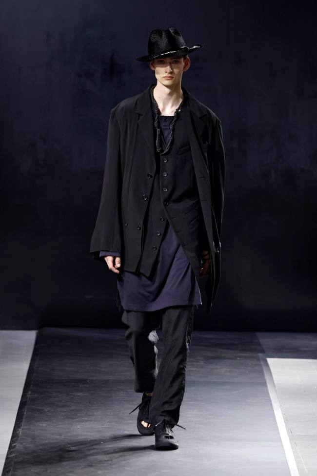Yohji Yamamoto Spring 2025 Menswear; Photo: NowFashion.com