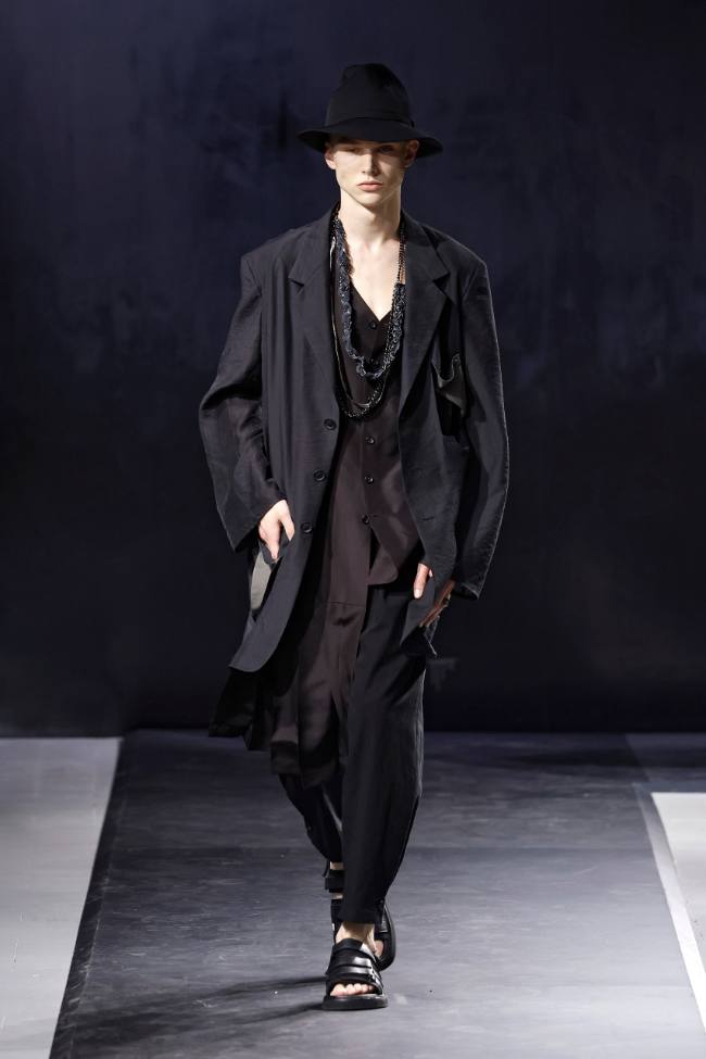 Yohji Yamamoto Spring 2025 Menswear; Photo: NowFashion.com