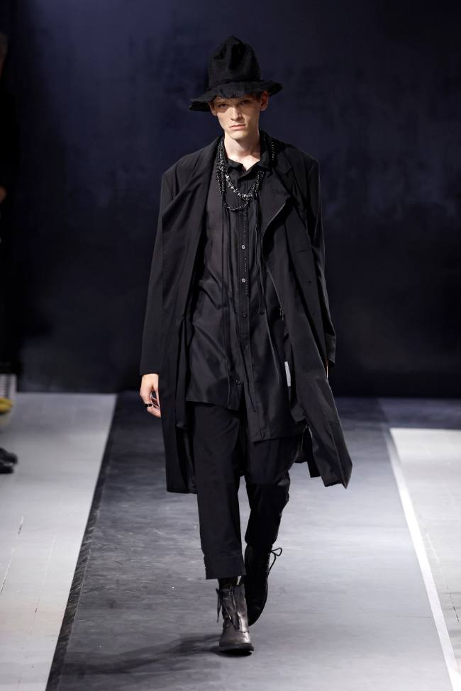 Yohji Yamamoto Spring 2025 Menswear; Photo: NowFashion.com
