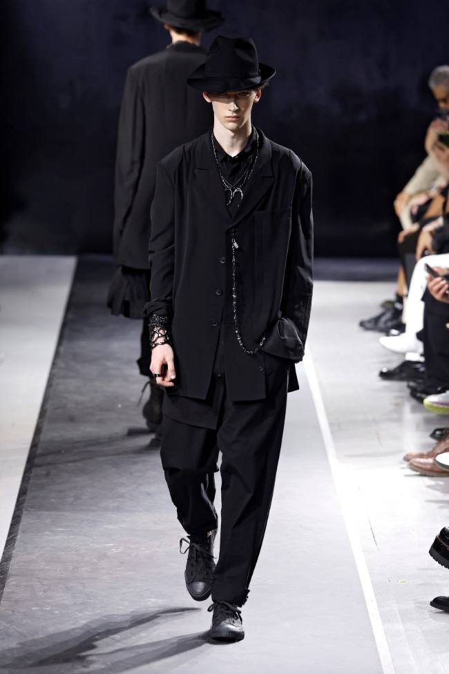 Yohji Yamamoto Spring 2025 Menswear; Photo: NowFashion.com