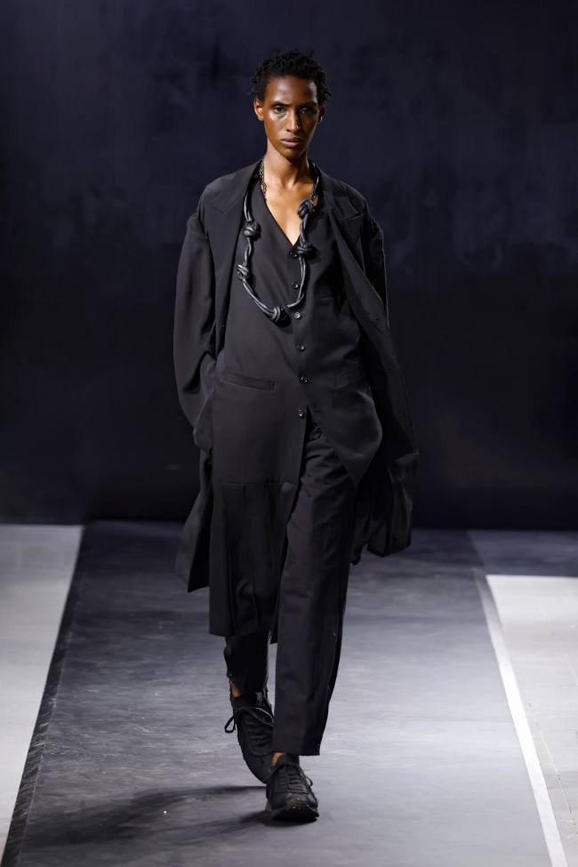 Yohji Yamamoto Spring 2025 Menswear; Photo: NowFashion.com