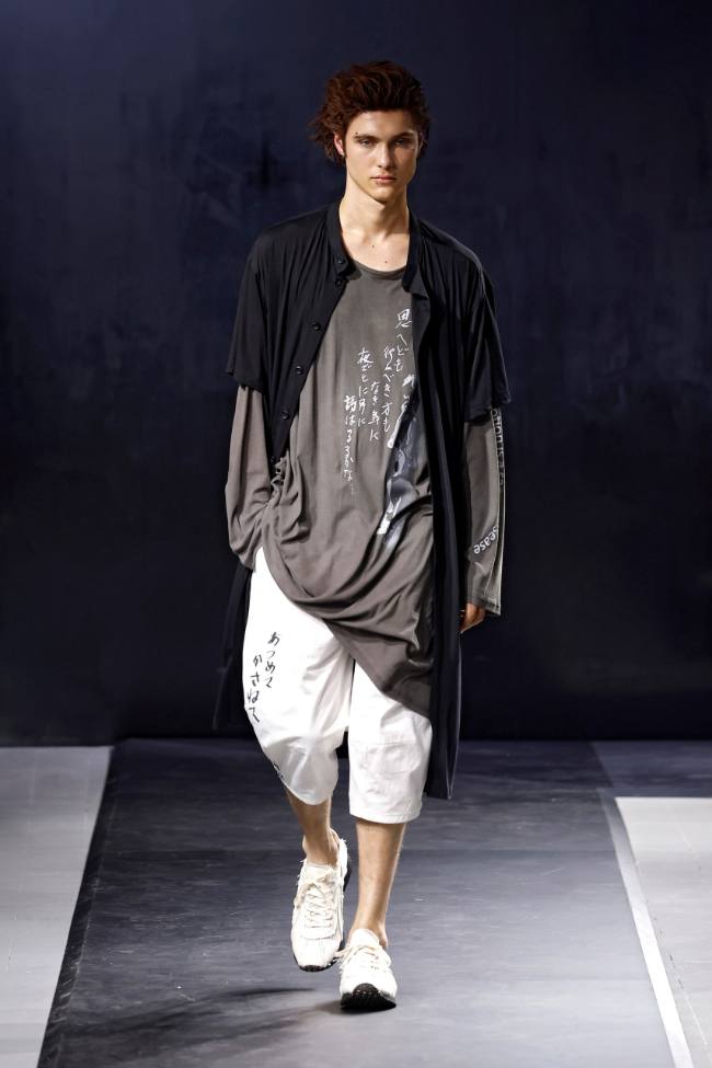 Yohji Yamamoto Spring 2025 Menswear; Photo: NowFashion.com