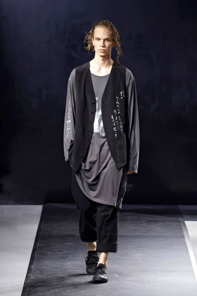 Yohji Yamamoto Spring 2025 Menswear; Photo: NowFashion.com