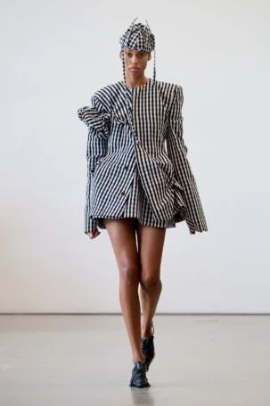 1/27 | Fruché Spring 2027 | Photo: James Cochrane | Courtesy of Berlin Fashion Week Fruché Spring 2027 | Photo: James Cochrane | Courtesy of Berlin Fashion Week