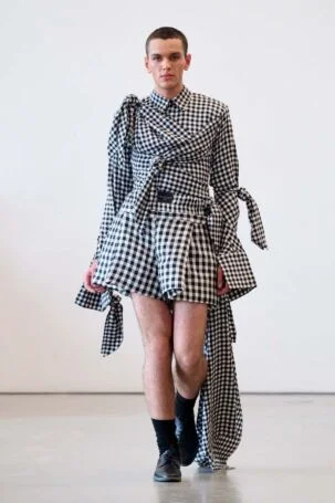 2/27 | Fruché Spring 2027 | Photo: James Cochrane | Courtesy of Berlin Fashion Week Fruché Spring 2027 | Photo: James Cochrane | Courtesy of Berlin Fashion Week