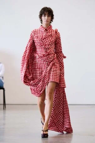 4/27 | Fruché Spring 2027 | Photo: James Cochrane | Courtesy of Berlin Fashion Week Fruché Spring 2027 | Photo: James Cochrane | Courtesy of Berlin Fashion Week