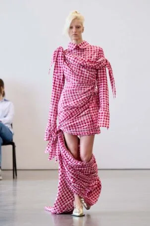 6/27 | Fruché Spring 2027 | Photo: James Cochrane | Courtesy of Berlin Fashion Week Fruché Spring 2027 | Photo: James Cochrane | Courtesy of Berlin Fashion Week