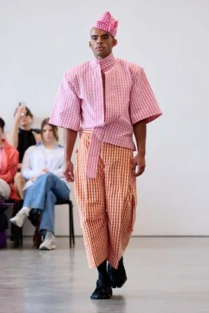 9/27 | Fruché Spring 2027 | Photo: James Cochrane | Courtesy of Berlin Fashion Week Fruché Spring 2027 | Photo: James Cochrane | Courtesy of Berlin Fashion Week