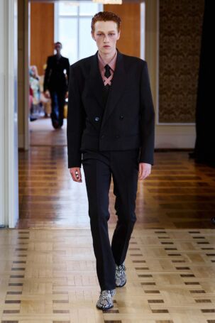 1/25 | JOHN LAWRENCE SULLIVAN Spring 2027 | Photo: Finnegan Koichi Godenschweger | Courtesy of Berlin Fashion Week JOHN LAWRENCE SULLIVAN Spring 2027 | Photo: Finnegan Koichi Godenschweger | Courtesy of Berlin Fashion Week