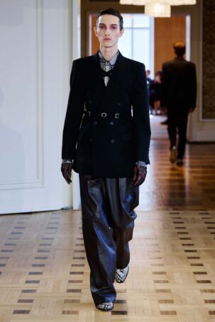2/25 | JOHN LAWRENCE SULLIVAN Spring 2027 | Photo: Finnegan Koichi Godenschweger | Courtesy of Berlin Fashion Week JOHN LAWRENCE SULLIVAN Spring 2027 | Photo: Finnegan Koichi Godenschweger | Courtesy of Berlin Fashion Week