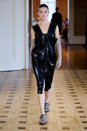 5/25 | JOHN LAWRENCE SULLIVAN Spring 2027 | Photo: Finnegan Koichi Godenschweger | Courtesy of Berlin Fashion Week JOHN LAWRENCE SULLIVAN Spring 2027 | Photo: Finnegan Koichi Godenschweger | Courtesy of Berlin Fashion Week