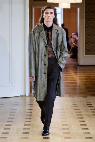 10/25 | JOHN LAWRENCE SULLIVAN Spring 2027 | Photo: Finnegan Koichi Godenschweger | Courtesy of Berlin Fashion Week JOHN LAWRENCE SULLIVAN Spring 2027 | Photo: Finnegan Koichi Godenschweger | Courtesy of Berlin Fashion Week