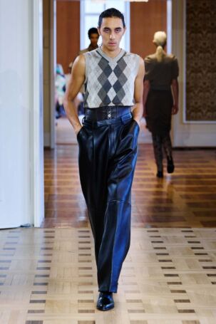 12/25 | JOHN LAWRENCE SULLIVAN Spring 2027 | Photo: Finnegan Koichi Godenschweger | Courtesy of Berlin Fashion Week JOHN LAWRENCE SULLIVAN Spring 2027 | Photo: Finnegan Koichi Godenschweger | Courtesy of Berlin Fashion Week