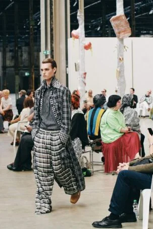 6/35 | William Fan Spring 2027 Setting | Photo: Ben Mönks | Courtesy of Berlin Fashion Week William Fan Spring 2027 Setting | Photo: Ben Mönks | Courtesy of Berlin Fashion Week