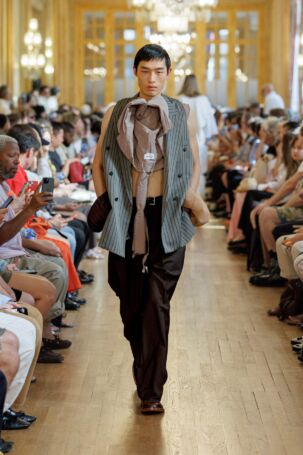 4/30 | Hed Mayner Spring 2027 Menswear | Photo: Paolo Marelli / Collective Parade | Courtesy of Hed Mayner Hed Mayner Spring 2027 Menswear | Photo: Paolo Marelli / Collective Parade | Courtesy of Hed Mayner