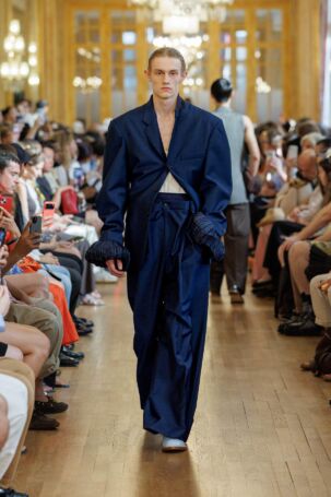 5/30 | Hed Mayner Spring 2027 Menswear | Photo: Paolo Marelli / Collective Parade | Courtesy of Hed Mayner Hed Mayner Spring 2027 Menswear | Photo: Paolo Marelli / Collective Parade | Courtesy of Hed Mayner