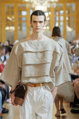2/30 | Details at Hed Mayner Spring 2027 Menswear | Photo: Paolo Marelli / Collective Parade | Courtesy of Hed Mayner Details at Hed Mayner Spring 2027 Menswear | Photo: Paolo Marelli / Collective Parade | Courtesy of Hed Mayner