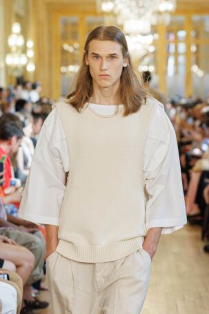 3/30 | Details at Hed Mayner Spring 2027 Menswear | Photo: Paolo Marelli / Collective Parade | Courtesy of Hed Mayner Details at Hed Mayner Spring 2027 Menswear | Photo: Paolo Marelli / Collective Parade | Courtesy of Hed Mayner