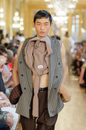 4/30 | Details at Hed Mayner Spring 2027 Menswear | Photo: Paolo Marelli / Collective Parade | Courtesy of Hed Mayner Details at Hed Mayner Spring 2027 Menswear | Photo: Paolo Marelli / Collective Parade | Courtesy of Hed Mayner
