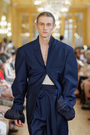 5/30 | Details at Hed Mayner Spring 2027 Menswear | Photo: Paolo Marelli / Collective Parade | Courtesy of Hed Mayner Details at Hed Mayner Spring 2027 Menswear | Photo: Paolo Marelli / Collective Parade | Courtesy of Hed Mayner