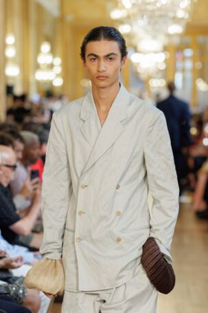 6/30 | Details at Hed Mayner Spring 2027 Menswear | Photo: Paolo Marelli / Collective Parade | Courtesy of Hed Mayner Details at Hed Mayner Spring 2027 Menswear | Photo: Paolo Marelli / Collective Parade | Courtesy of Hed Mayner