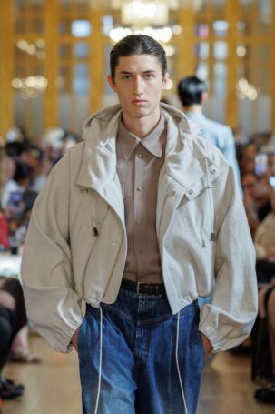 10/30 | Details at Hed Mayner Spring 2027 Menswear | Photo: Paolo Marelli / Collective Parade | Courtesy of Hed Mayner Details at Hed Mayner Spring 2027 Menswear | Photo: Paolo Marelli / Collective Parade | Courtesy of Hed Mayner