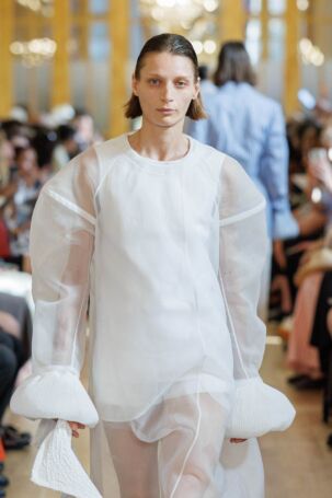 12/30 | Details at Hed Mayner Spring 2027 Menswear | Photo: Paolo Marelli / Collective Parade | Courtesy of Hed Mayner Details at Hed Mayner Spring 2027 Menswear | Photo: Paolo Marelli / Collective Parade | Courtesy of Hed Mayner
