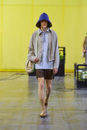 1/26 | Solid Homme Spring 2027 Menswear | Photo: Luca Tombolini | Courtesy of Solid Homme Solid Homme Spring 2027 Menswear | Photo: Luca Tombolini | Courtesy of Solid Homme