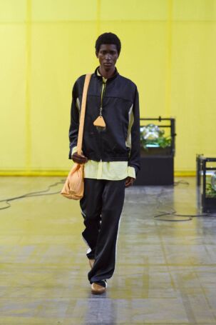 7/26 | Solid Homme Spring 2027 Menswear | Photo: Luca Tombolini | Courtesy of Solid Homme Solid Homme Spring 2027 Menswear | Photo: Luca Tombolini | Courtesy of Solid Homme