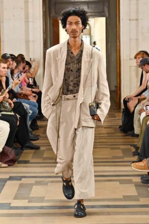 7/34 | ZIGGY CHEN Spring 2027 Menswear | Photo: Alessandro Tinelli | Courtesy of ZIGGY CHEN ZIGGY CHEN Spring 2027 Menswear | Photo: Alessandro Tinelli | Courtesy of ZIGGY CHEN