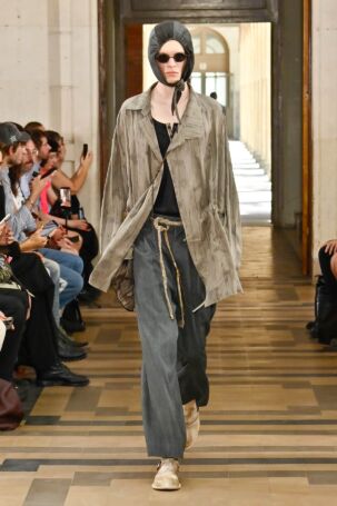 8/34 | ZIGGY CHEN Spring 2027 Menswear | Photo: Alessandro Tinelli | Courtesy of ZIGGY CHEN ZIGGY CHEN Spring 2027 Menswear | Photo: Alessandro Tinelli | Courtesy of ZIGGY CHEN