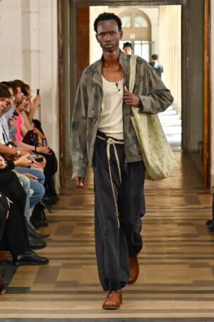 10/34 | ZIGGY CHEN Spring 2027 Menswear | Photo: Alessandro Tinelli | Courtesy of ZIGGY CHEN ZIGGY CHEN Spring 2027 Menswear | Photo: Alessandro Tinelli | Courtesy of ZIGGY CHEN