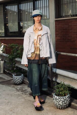4/44 | Simon Cracker Spring 2027 Menswear | Photo: Francesco Pividori | Courtesy of Simon Cracker Simon Cracker Spring 2027 Menswear | Photo: Francesco Pividori | Courtesy of Simon Cracker