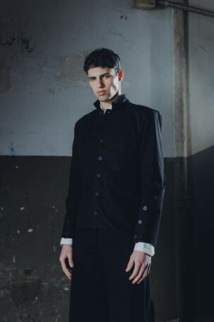 2/27 | State of Chaos Spring 2027 Menswear Details | Photo: María Viacava | Courtesy of State of Chaos State of Chaos Spring 2027 Menswear Details | Photo: María Viacava | Courtesy of State of Chaos